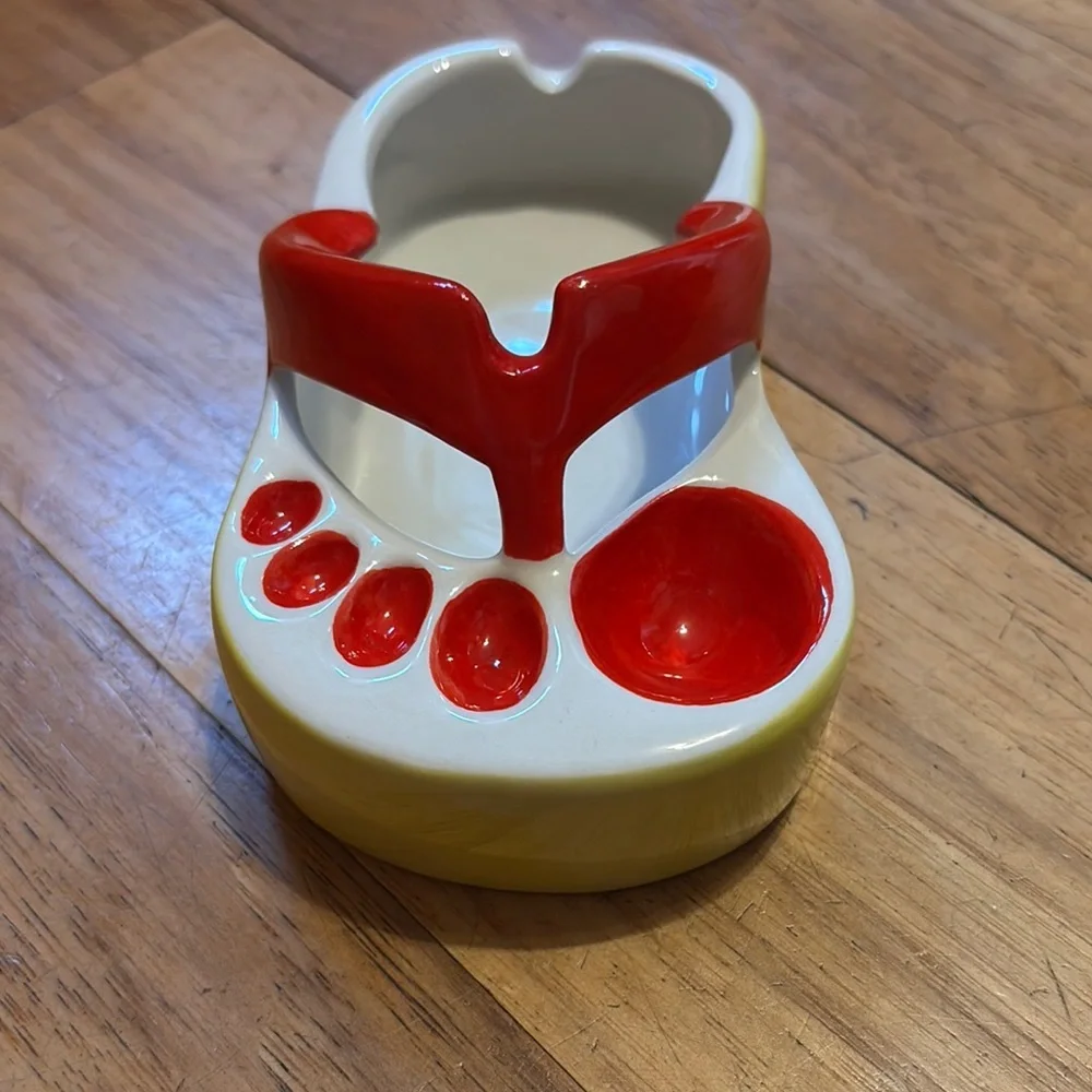 Novelty French fry holder with dipping toes